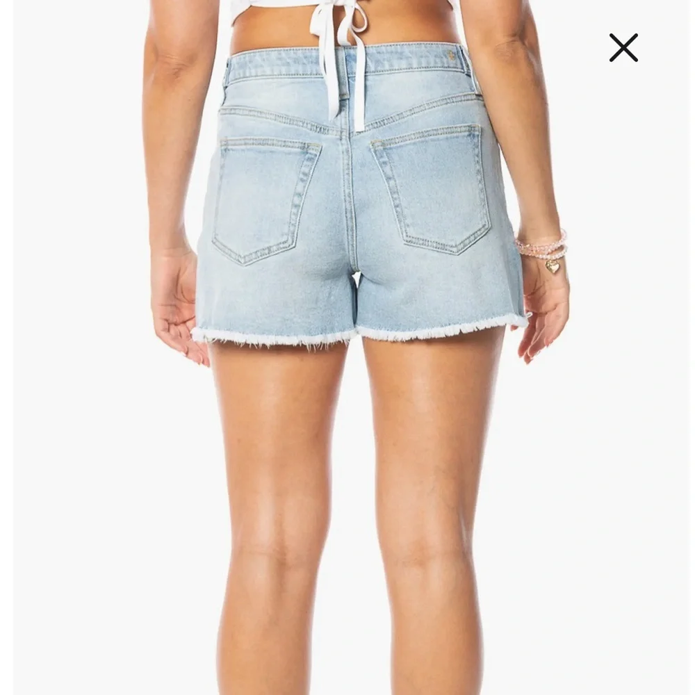 Juicy couture V-FRONT SHORTS WITH RAW HEM. Juicy couture jean shorts light wash